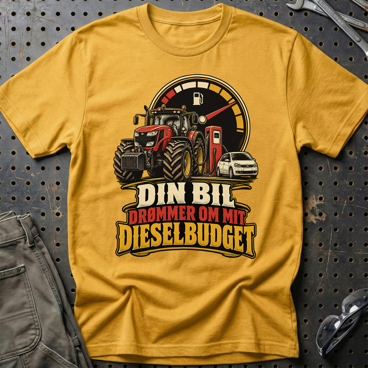 
Din bil drømmer om mit dieselbudget – Illustration – Unisex T-Shirt – Guld