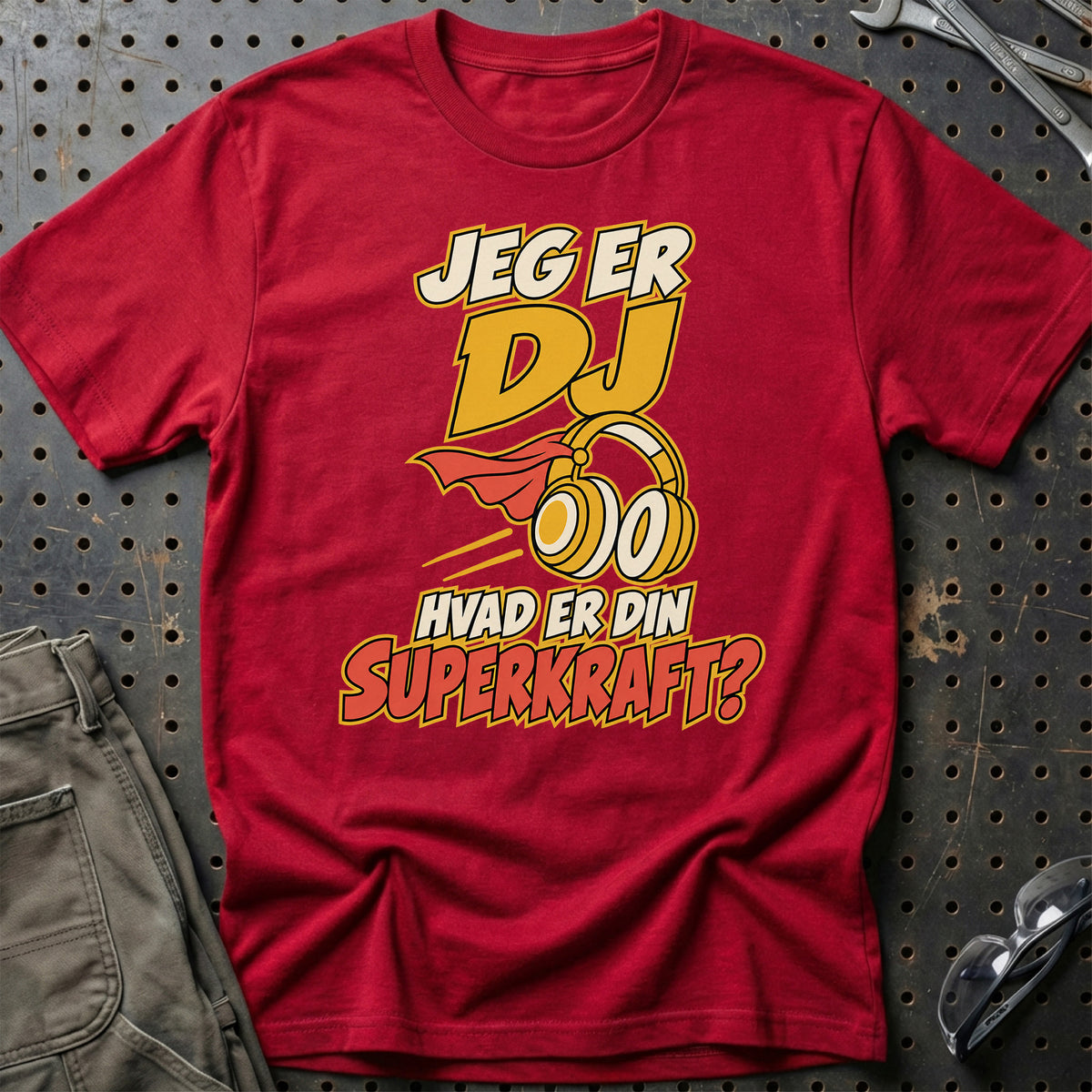 
DJ – Hvad er din superkraft? – Unisex T-Shirt – Rød