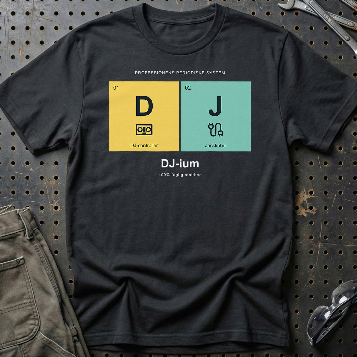 
DJ – DJ-ium – Unisex T-Shirt med tryk foran, farve: Sort