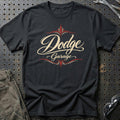 
Dodge Garage – Pinstripe – Unisex T-Shirt med tryk foran, farve: Sort