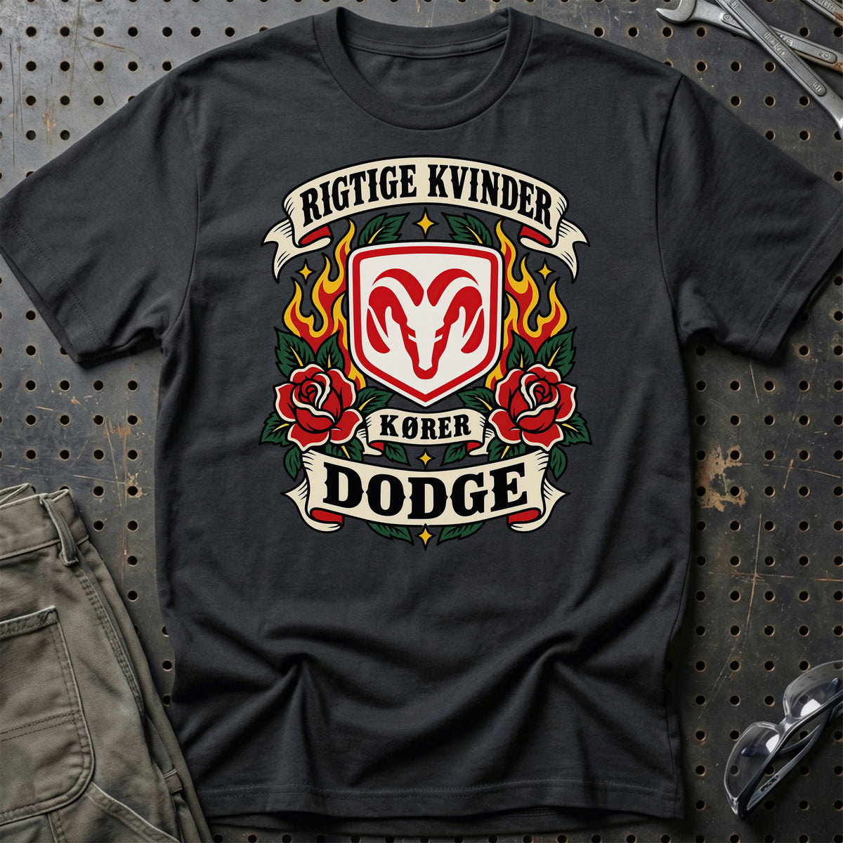 Dodge Rigtige Kvinder Kører – Roser og Flammer T-Shirt – Sort