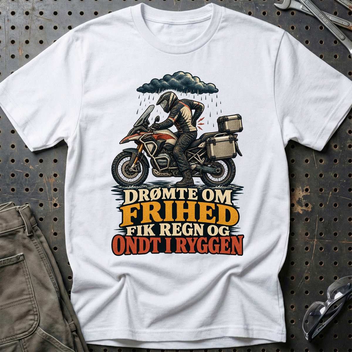 
Drømte om frihed fik regn og ondt i ryggen – Illustration – Unisex T-Shirt – Hvid