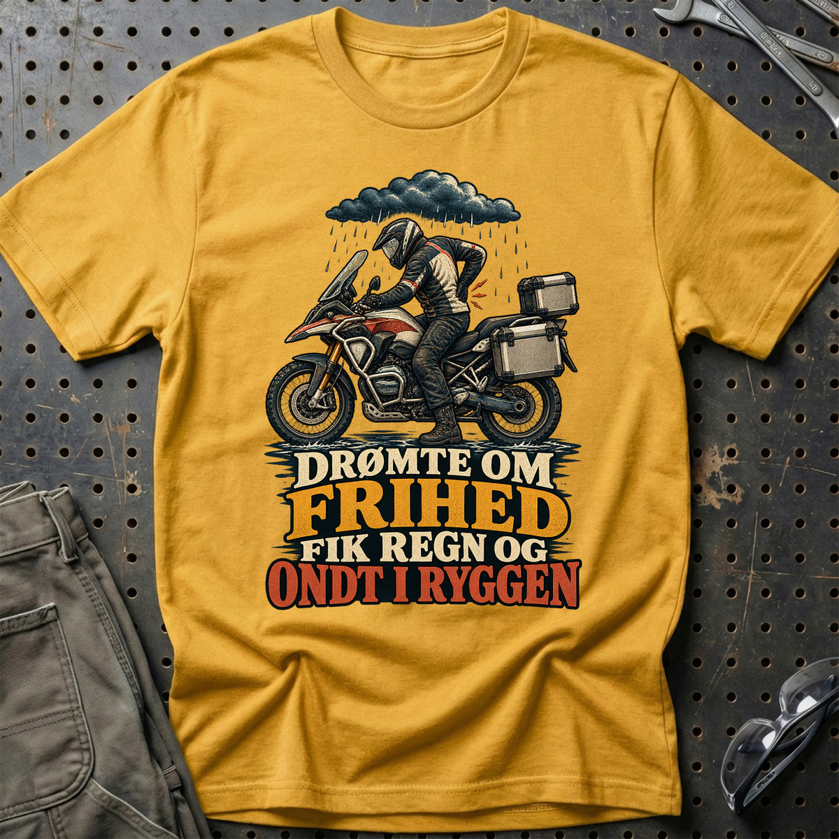 
Drømte om frihed fik regn og ondt i ryggen – Illustration – Unisex T-Shirt – Guld