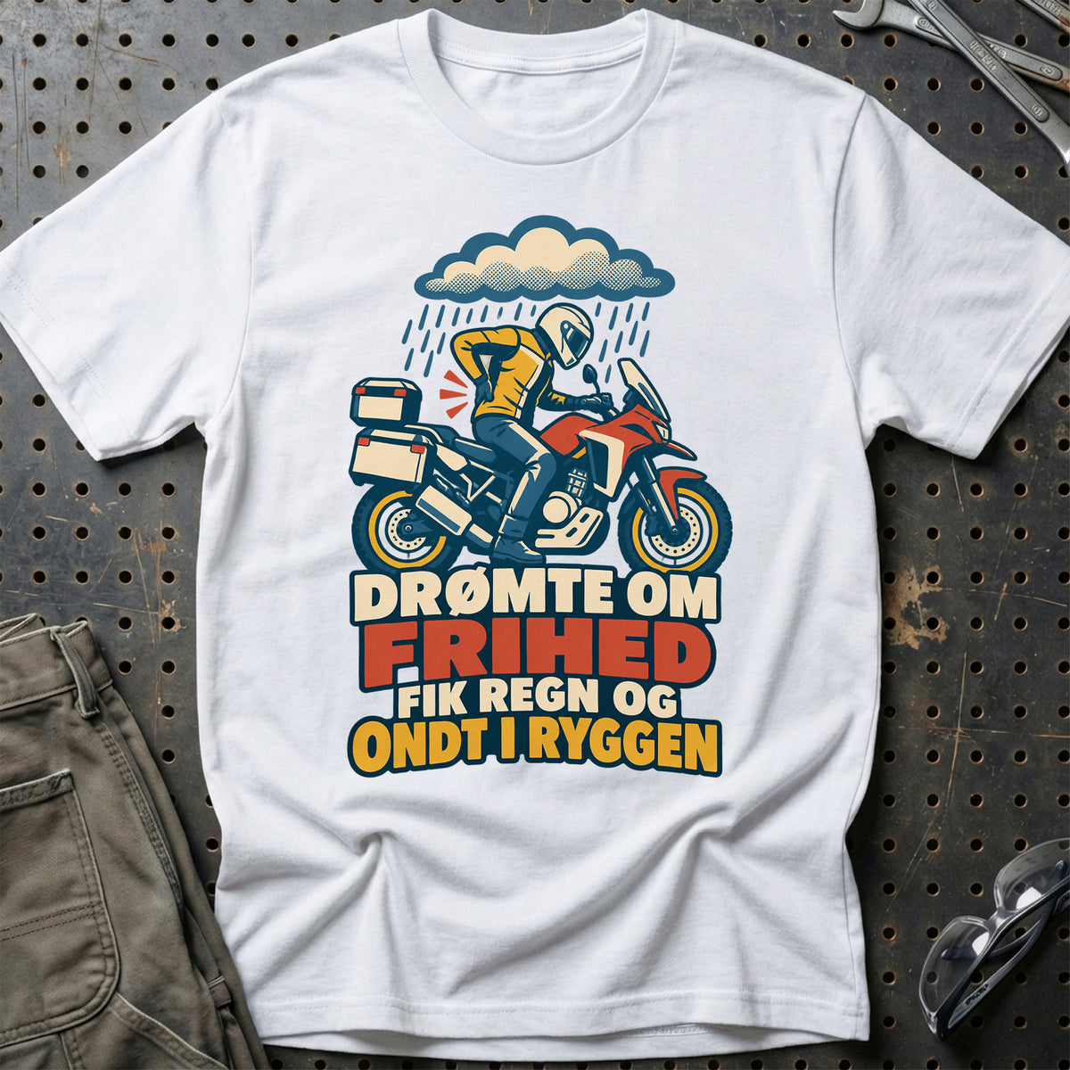 
Drømte om frihed fik regn og ondt i ryggen – Retro – Unisex T-Shirt – Hvid