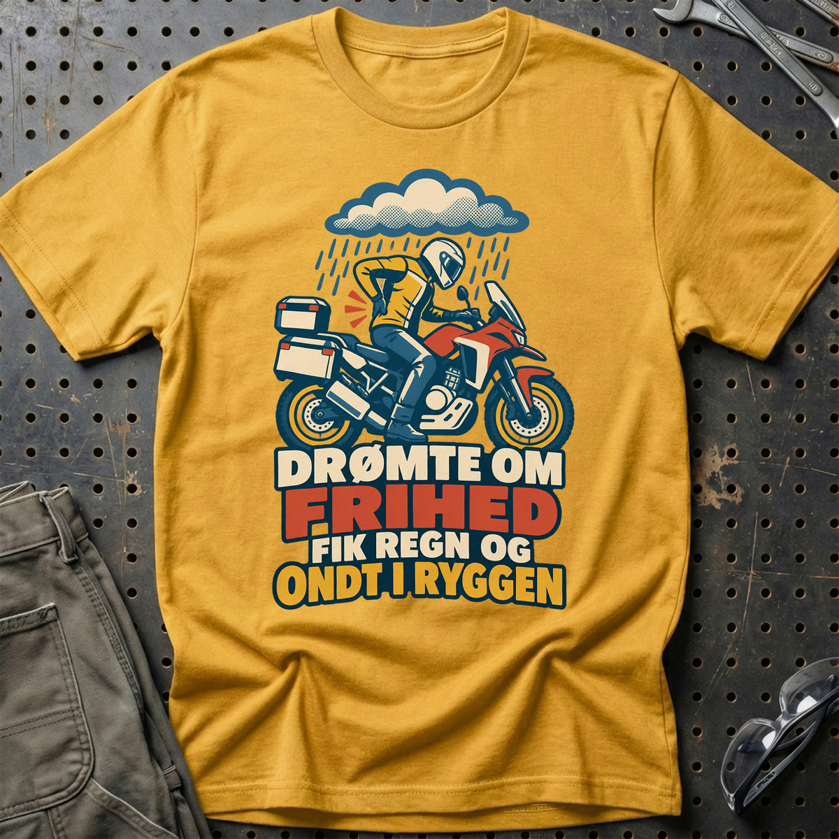 
Drømte om frihed fik regn og ondt i ryggen – Retro – Unisex T-Shirt – Guld