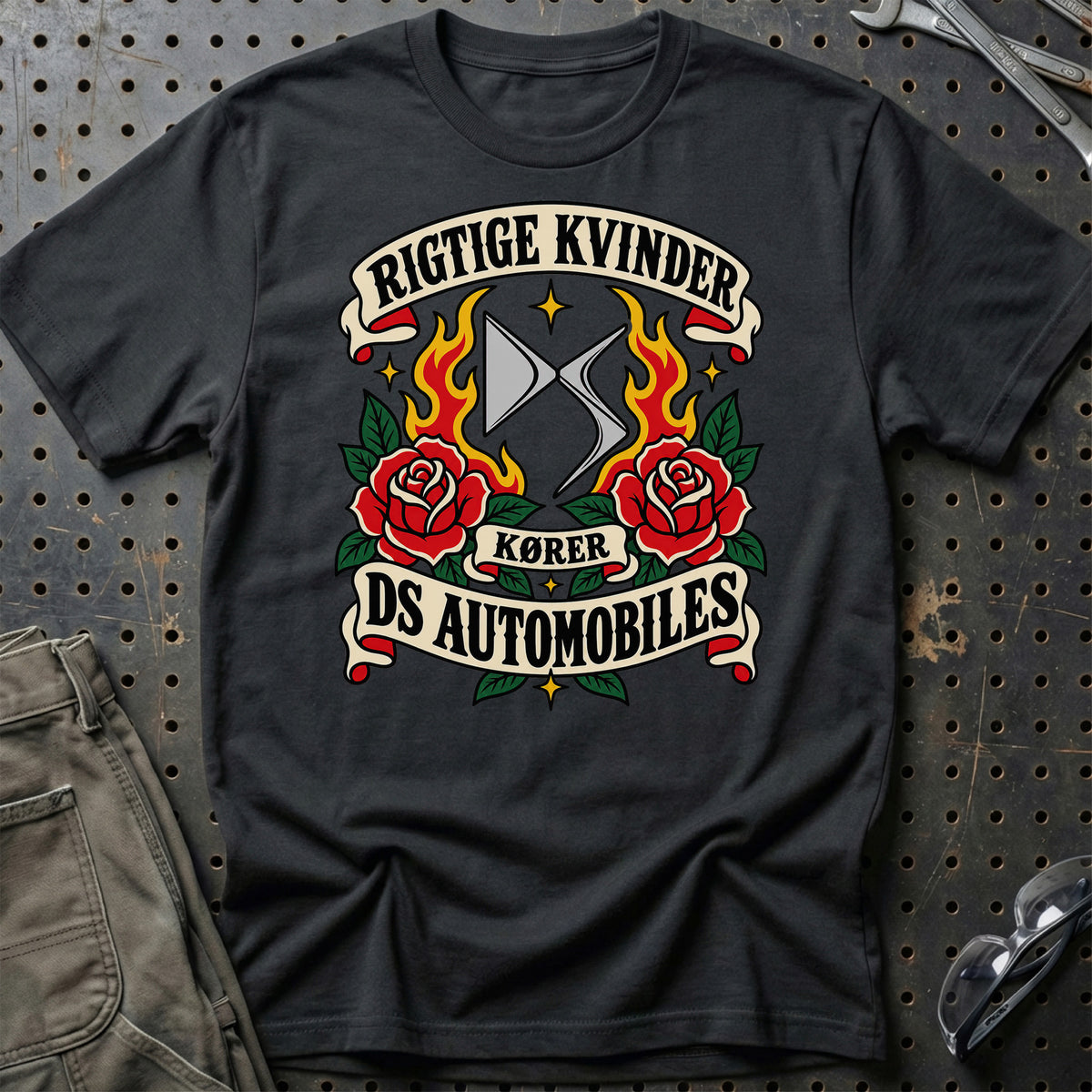 DS Automobiles Rigtige Kvinder Kører – Roser og Flammer T-Shirt – Sort