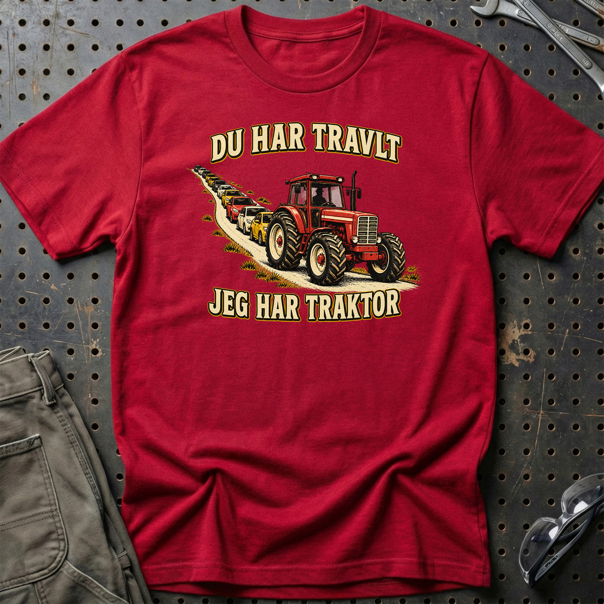 
Du har travlt jeg har traktor – Illustration – Unisex T-Shirt – Rød