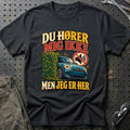 
Du hører mig ikke – Men jeg er her – Illustration – Unisex T-Shirt – Sort