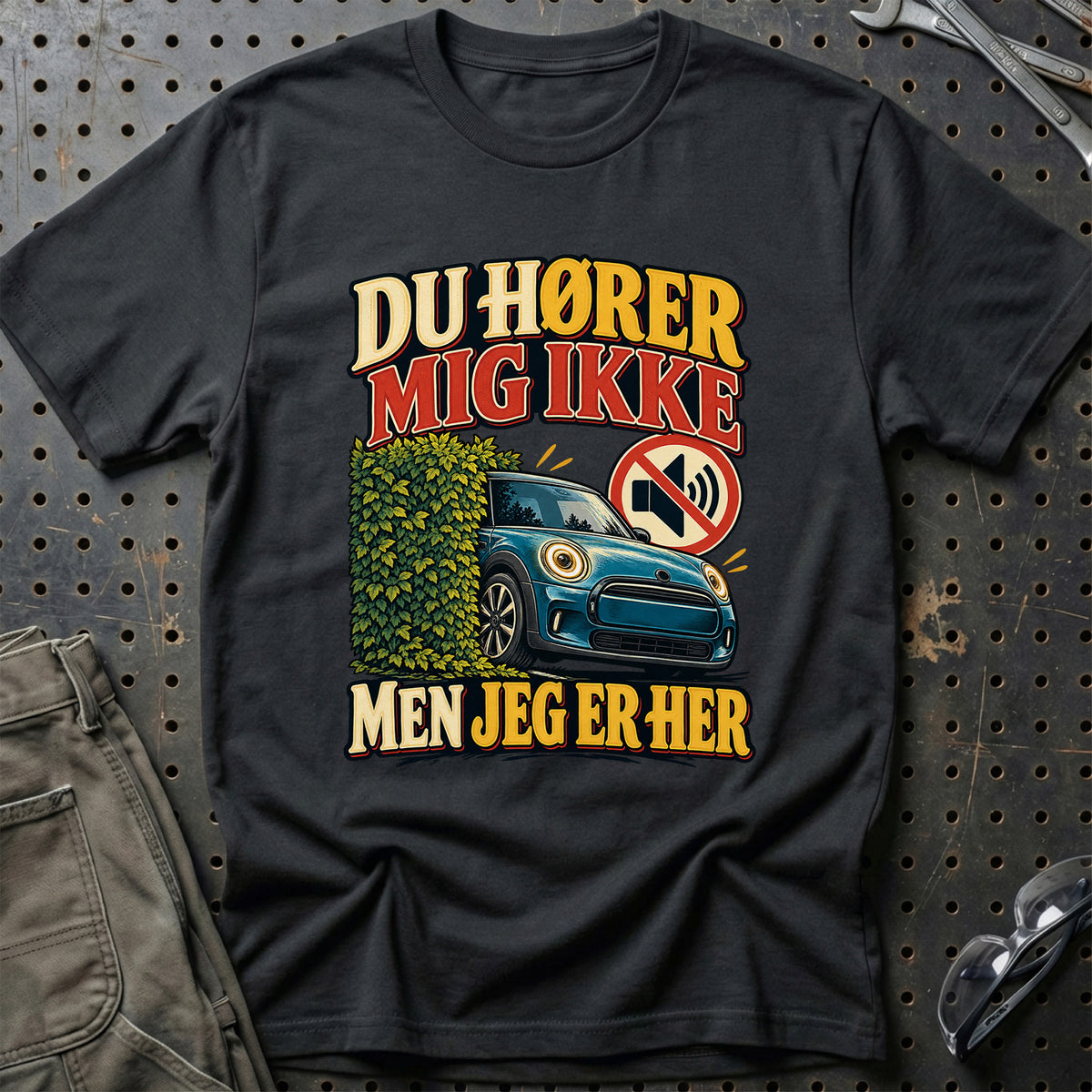 
Du hører mig ikke – Men jeg er her – Illustration – Unisex T-Shirt – Sort