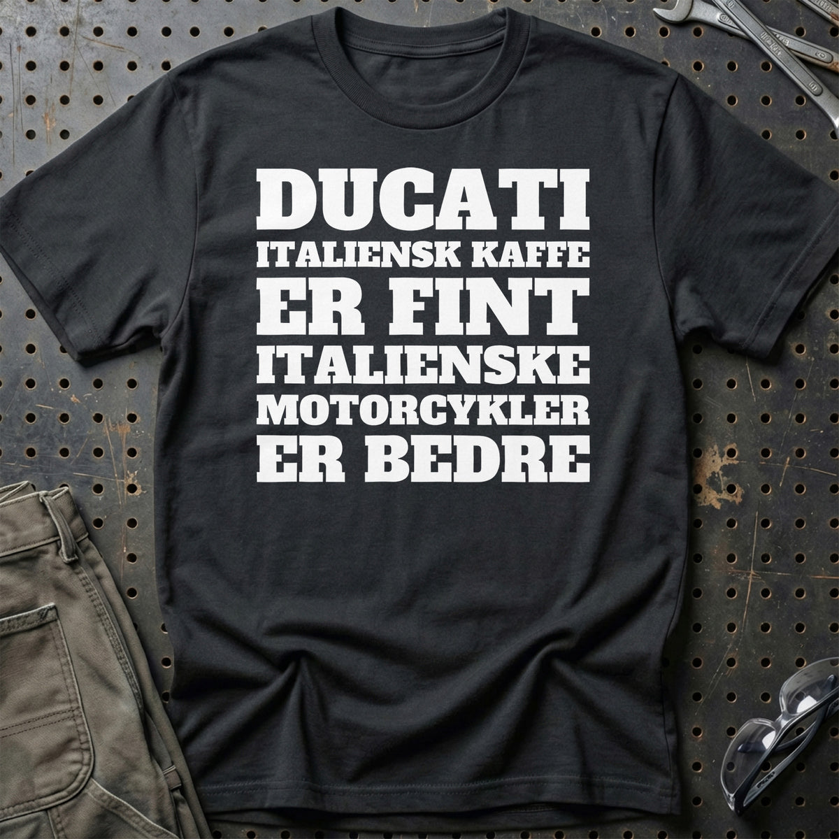 Ducati – Italiensk Kaffe Er Fint – Italienske Motorcykler Er Bedre T-Shirt – Sort