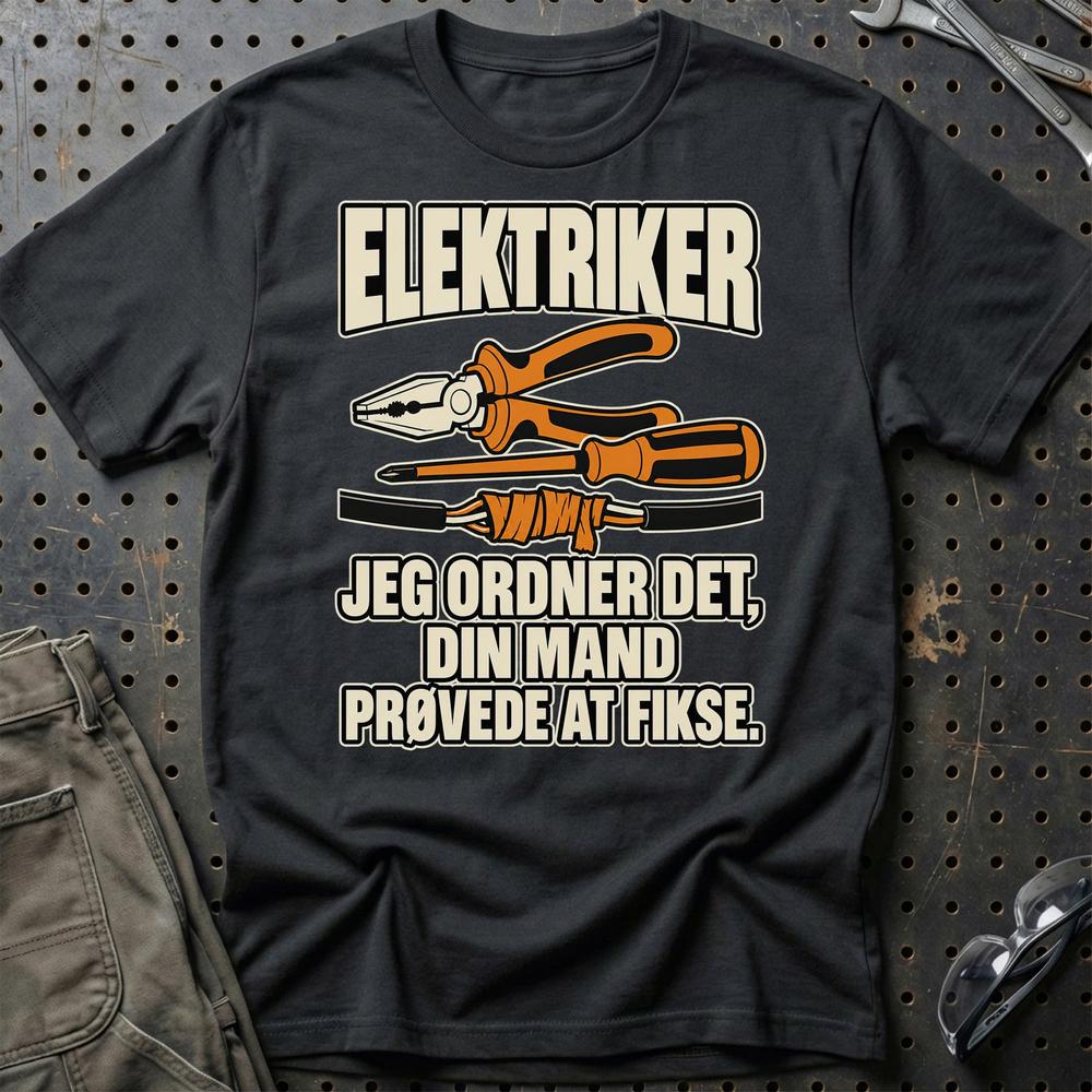 Elektriker – Jeg Ordner Det, Din Mand Prøvede At Fikse T-Shirt – Sort