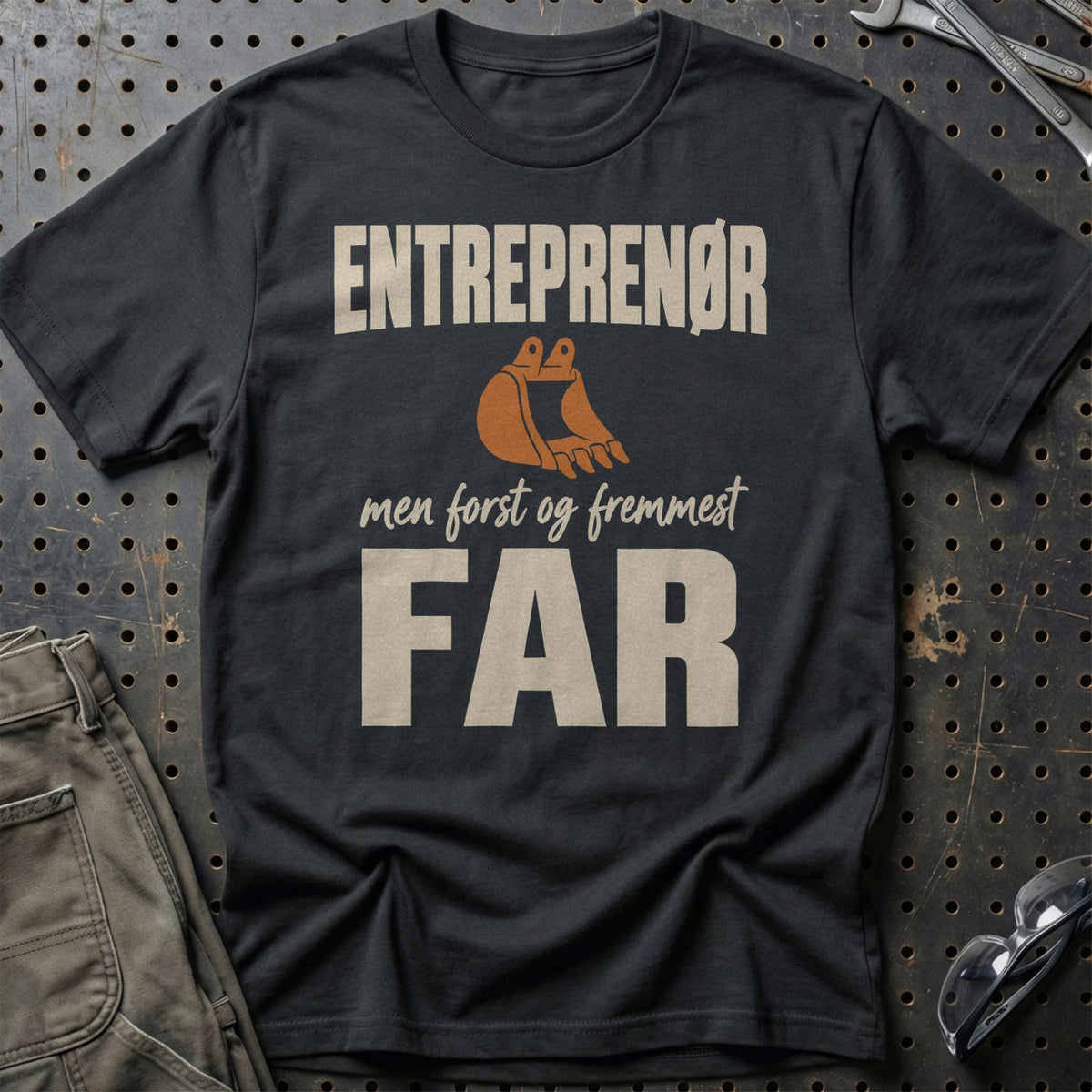 Entreprenør – Men Først Og Fremmest Far T-Shirt – Sort