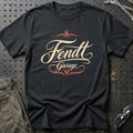
Fendt Garage – Pinstripe – Unisex T-Shirt med tryk foran, farve: Sort