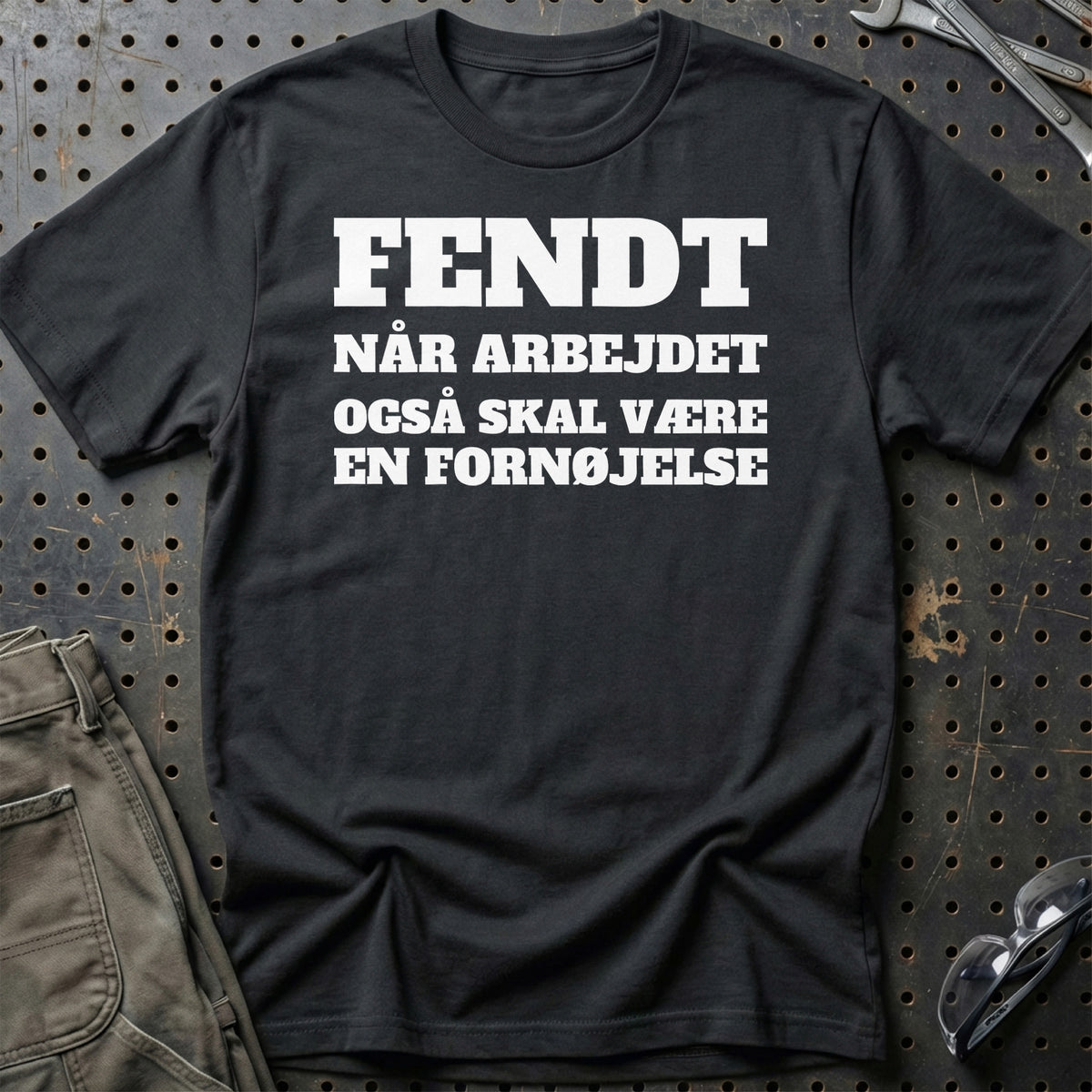 Fendt – Når Arbejdet Også Skal Være En Fornøjelse T-Shirt – Sort