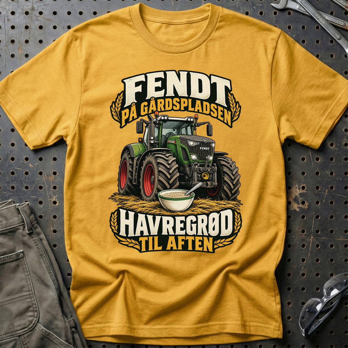 
Fendt på gårdspladsen havregrød til aften – Illustration – Unisex T-Shirt – Guld