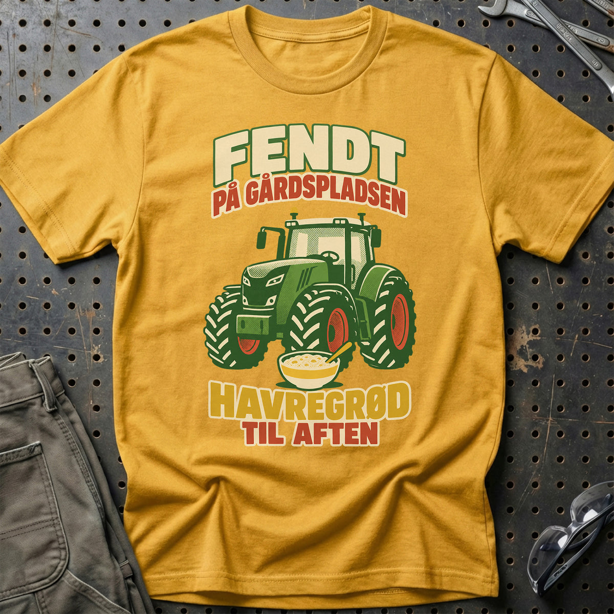 
Fendt på gårdspladsen havregrød til aften – Retro – Unisex T-Shirt – Guld