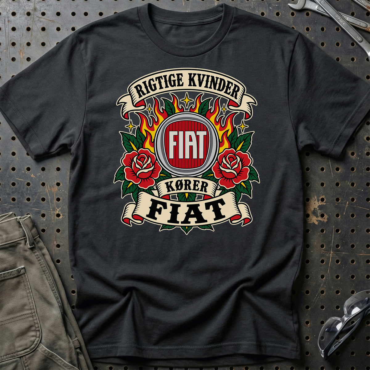 Fiat Rigtige Kvinder Kører – Roser og Flammer T-Shirt – Sort