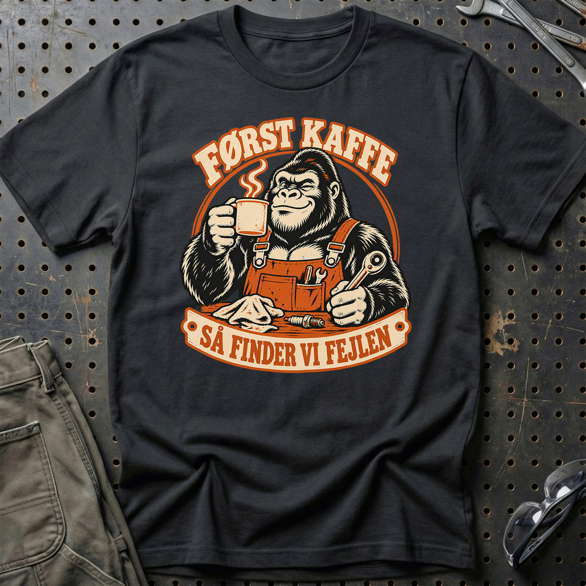 Først kaffe – Så finder vi fejlen T-Shirt – Sort