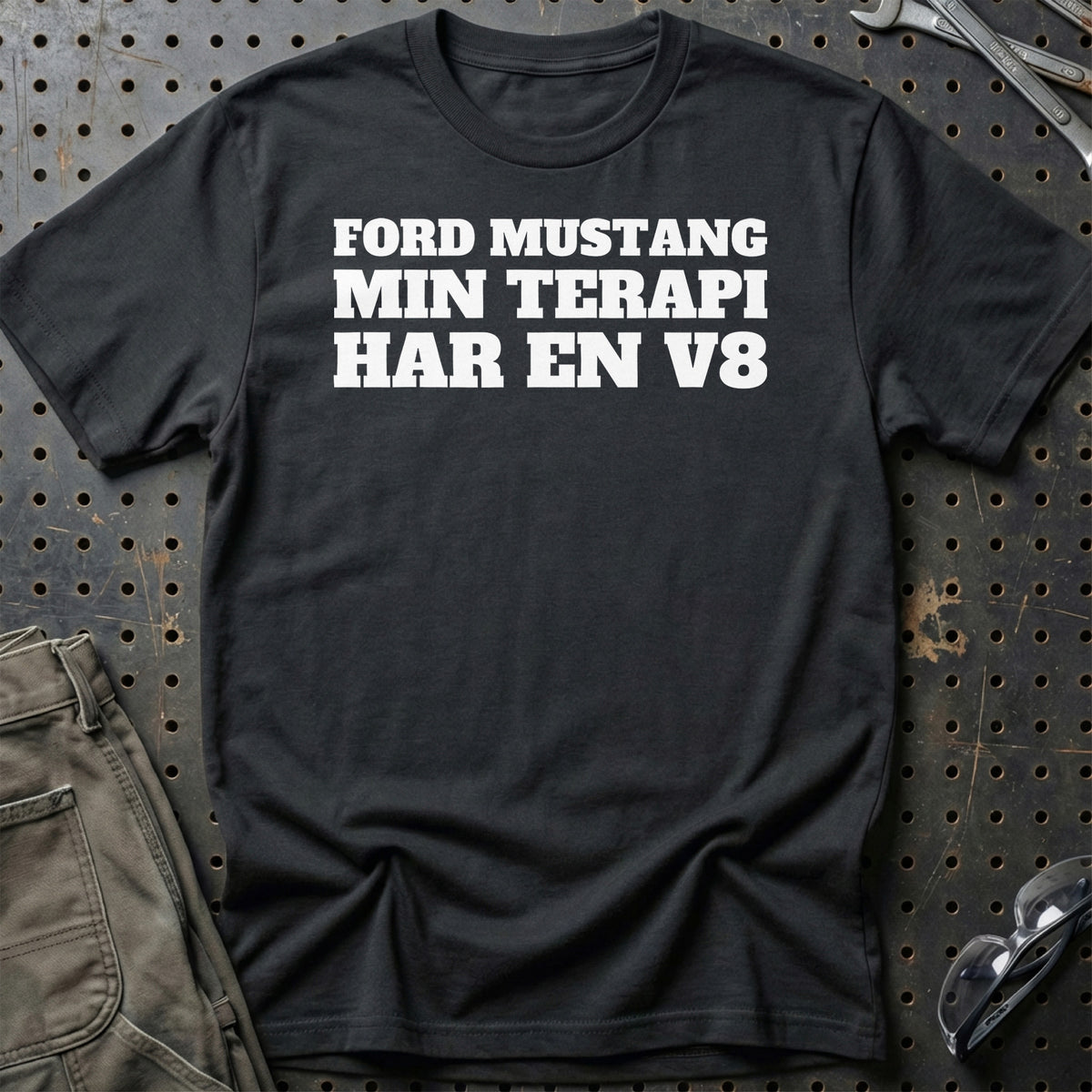 Ford Mustang – Min Terapi Har En V8 T-Shirt – Sort