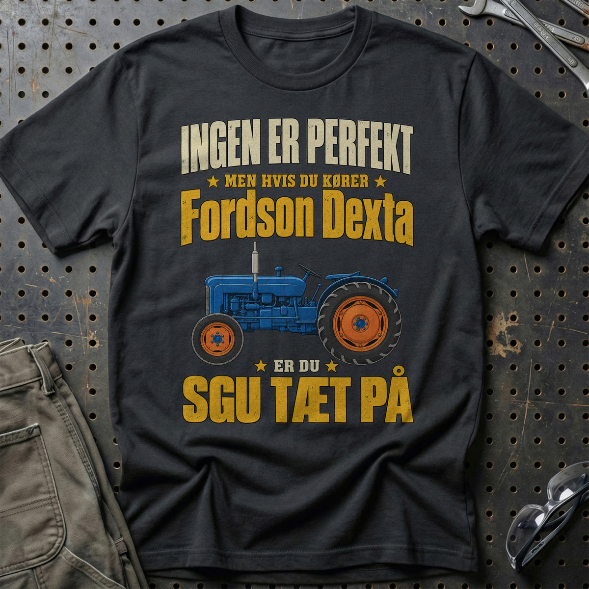Fordson Dexta – Ingen Er Perfekt T-Shirt – Sort