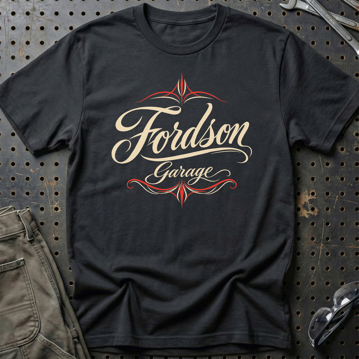 
Fordson Garage – Pinstripe – Unisex T-Shirt med tryk foran, farve: Sort