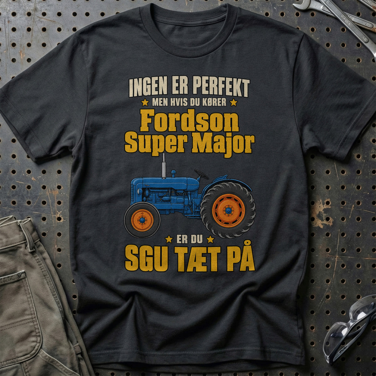 Fordson Super Major – Ingen Er Perfekt T-Shirt – Sort