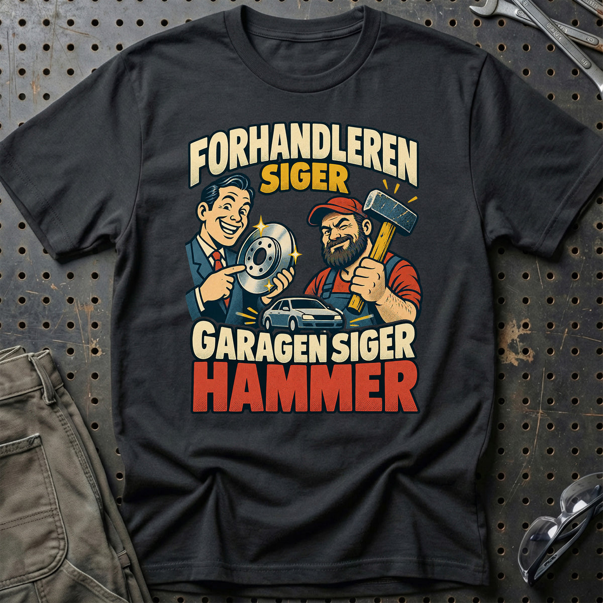 
Forhandleren siger ny del – Garagen siger hammer – Tegneserie – Unisex T-Shirt med tryk foran, farve: Sort