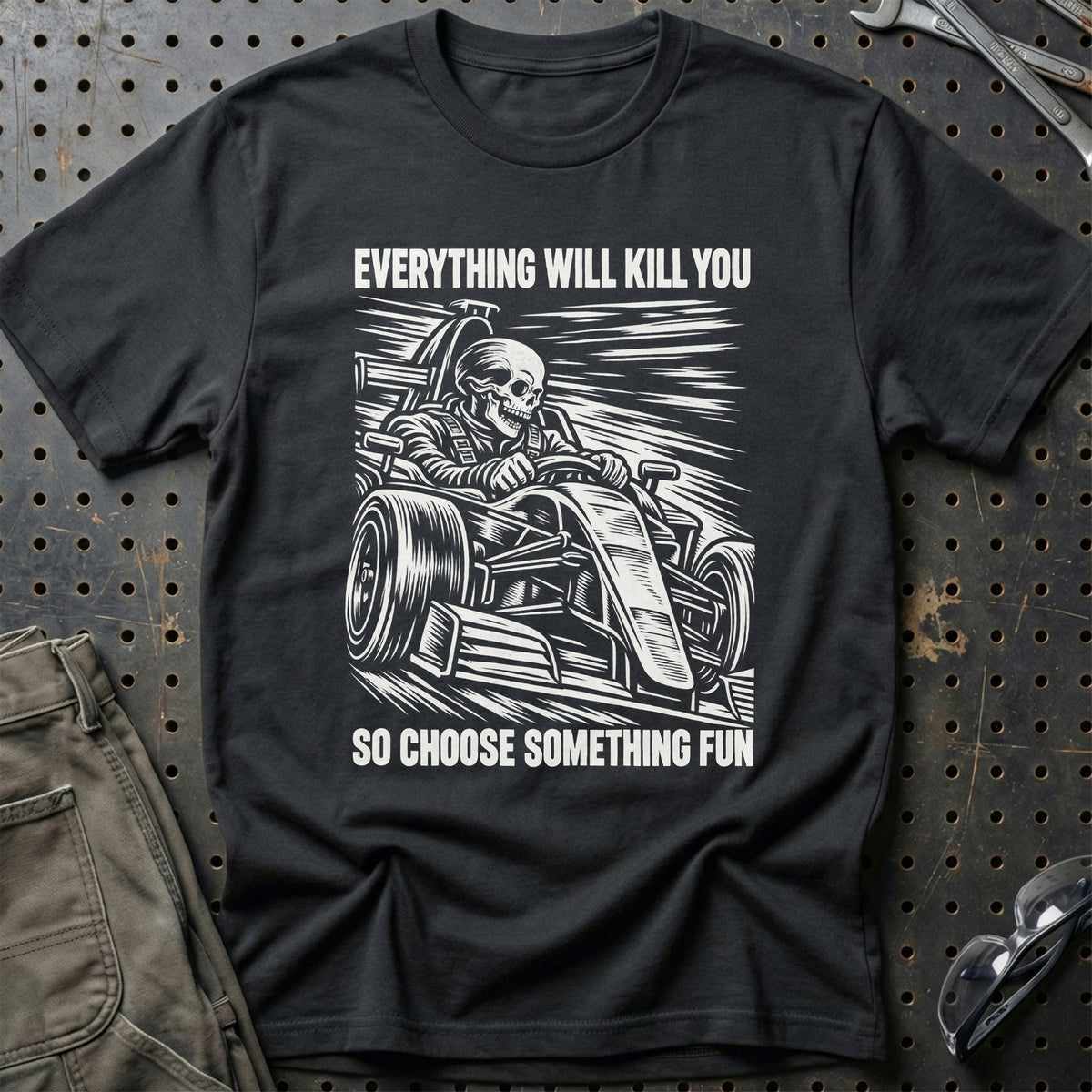 
Formelracer – Everything Will Kill You So Choose Something Fun – Unisex T-Shirt med tryk foran, farve: Sort