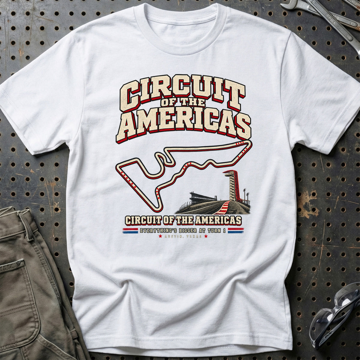 
Formula 1 Circuit of the Americas – Everything’s Bigger at Turn 1 Unisex T-Shirt – Hvid