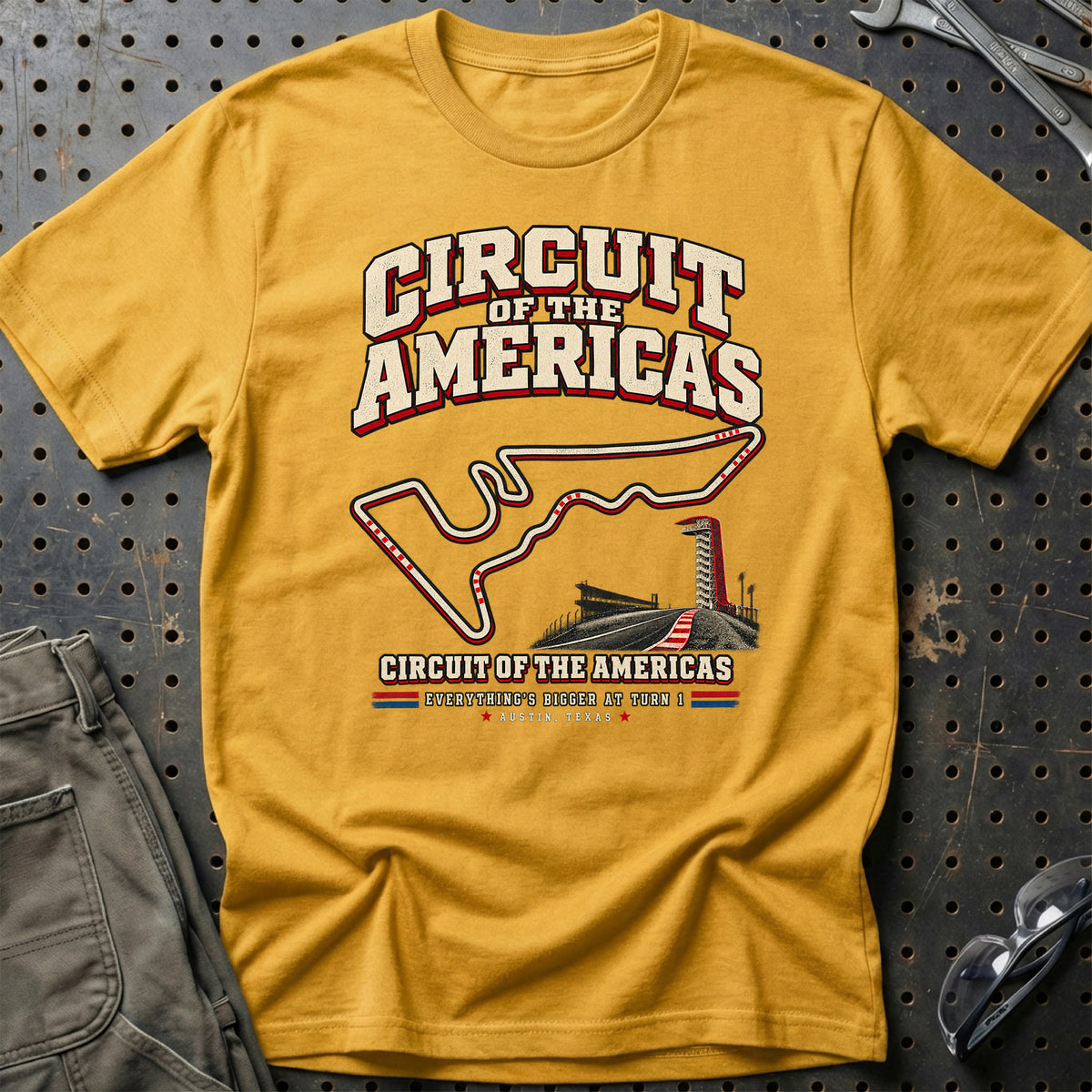 
Formula 1 Circuit of the Americas – Everything’s Bigger at Turn 1 Unisex T-Shirt – Guld