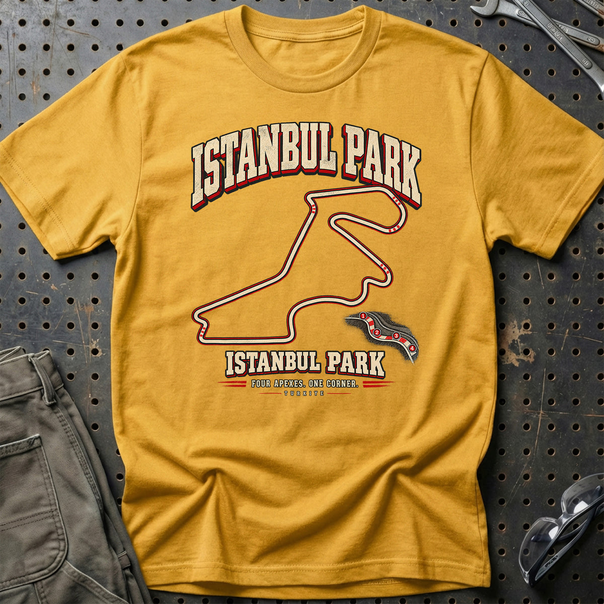 
Formula 1 Istanbul Park – Four Apexes. One Corner. Unisex T-Shirt – Guld