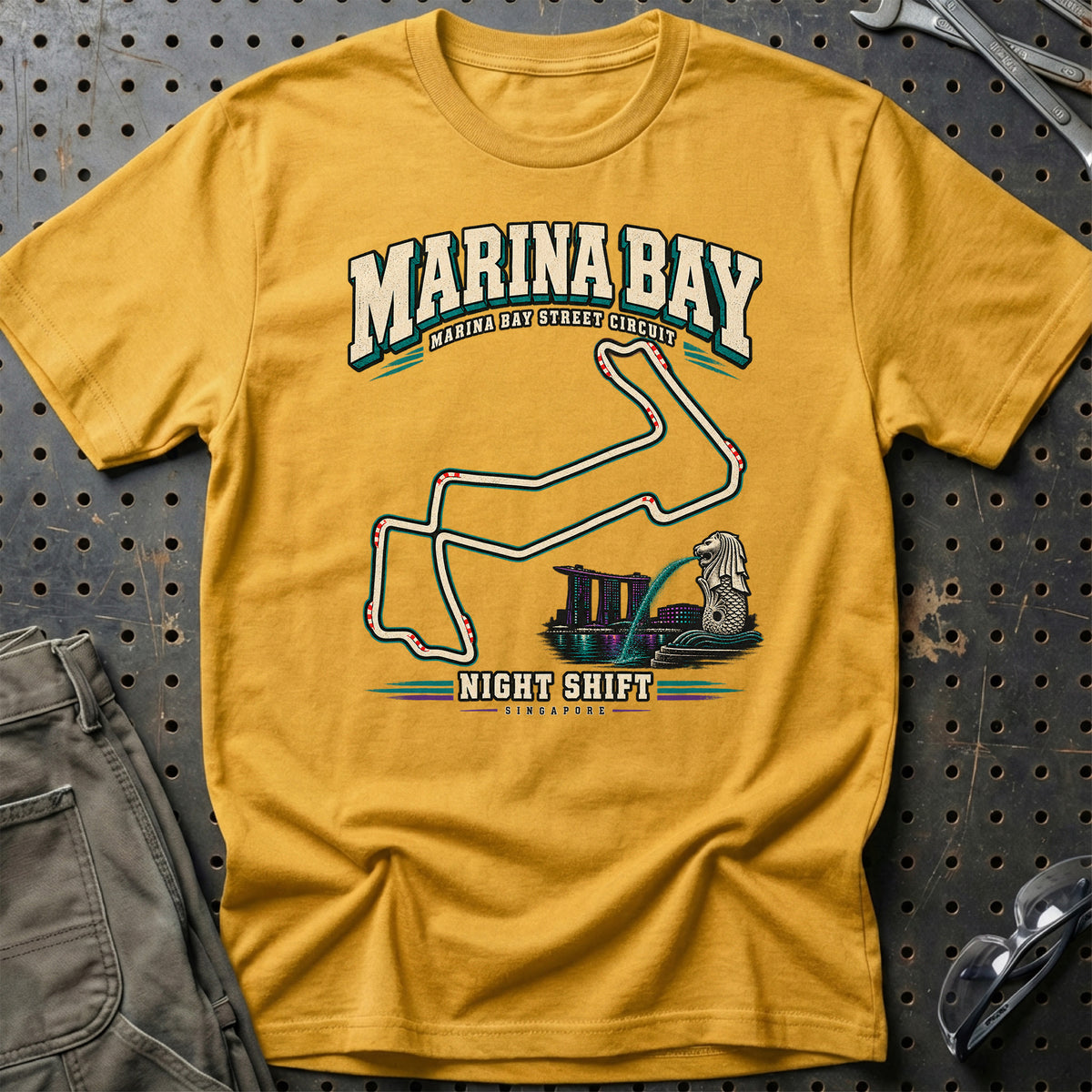 
Formula 1 Marina Bay – Night Shift Unisex T-Shirt – Guld