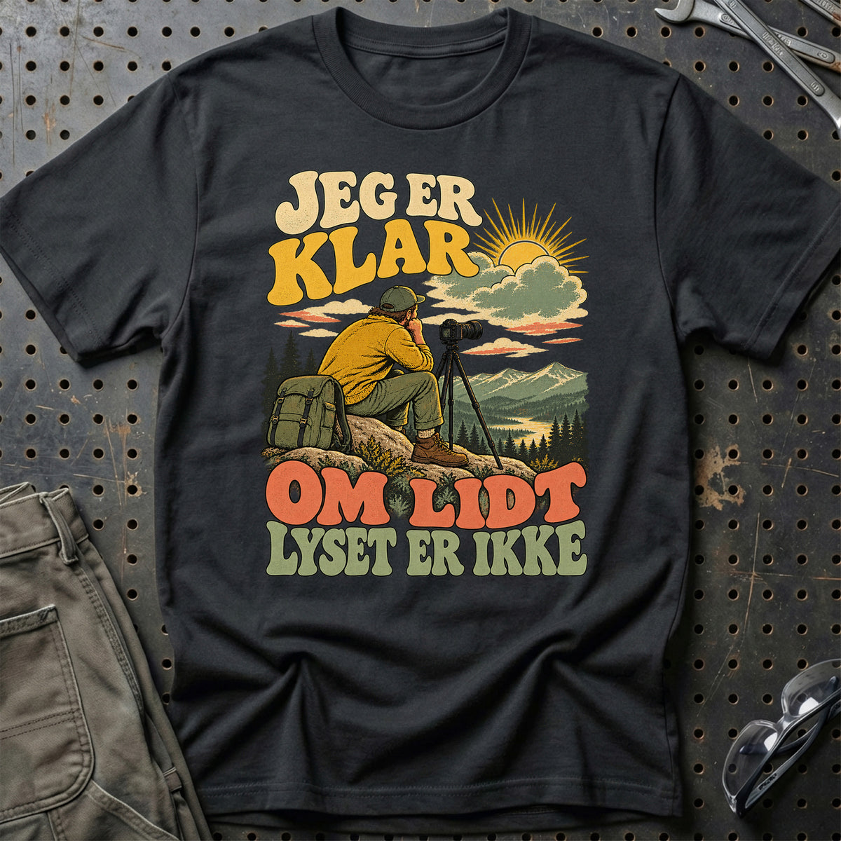 
Fotoentusiast – Jeg er klar om lidt lyset er ikke – Unisex T-Shirt med tryk foran, farve: Sort