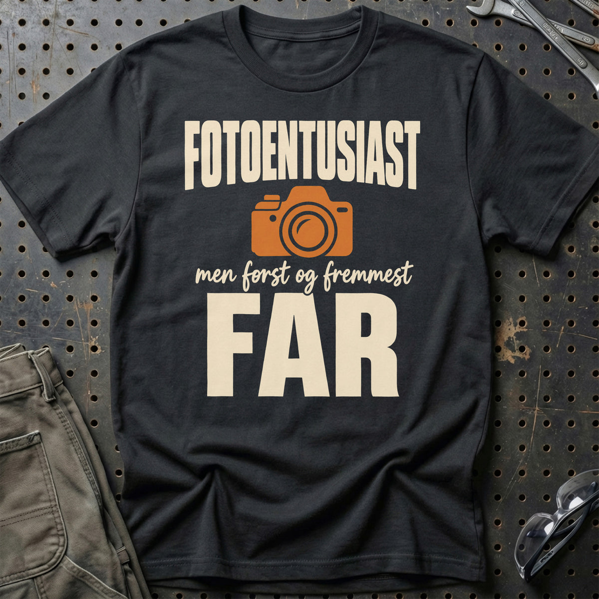 
Fotoentusiast – Men først og fremmest far – Unisex T-Shirt – Sort