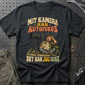 
Fotoentusiast – Mit kamera har autofokus det har jeg ikke – Unisex T-Shirt med tryk foran, farve: Sort