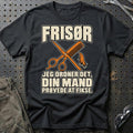 Frisør – Jeg Ordner Det, Din Mand Prøvede At Fikse T-Shirt – Sort