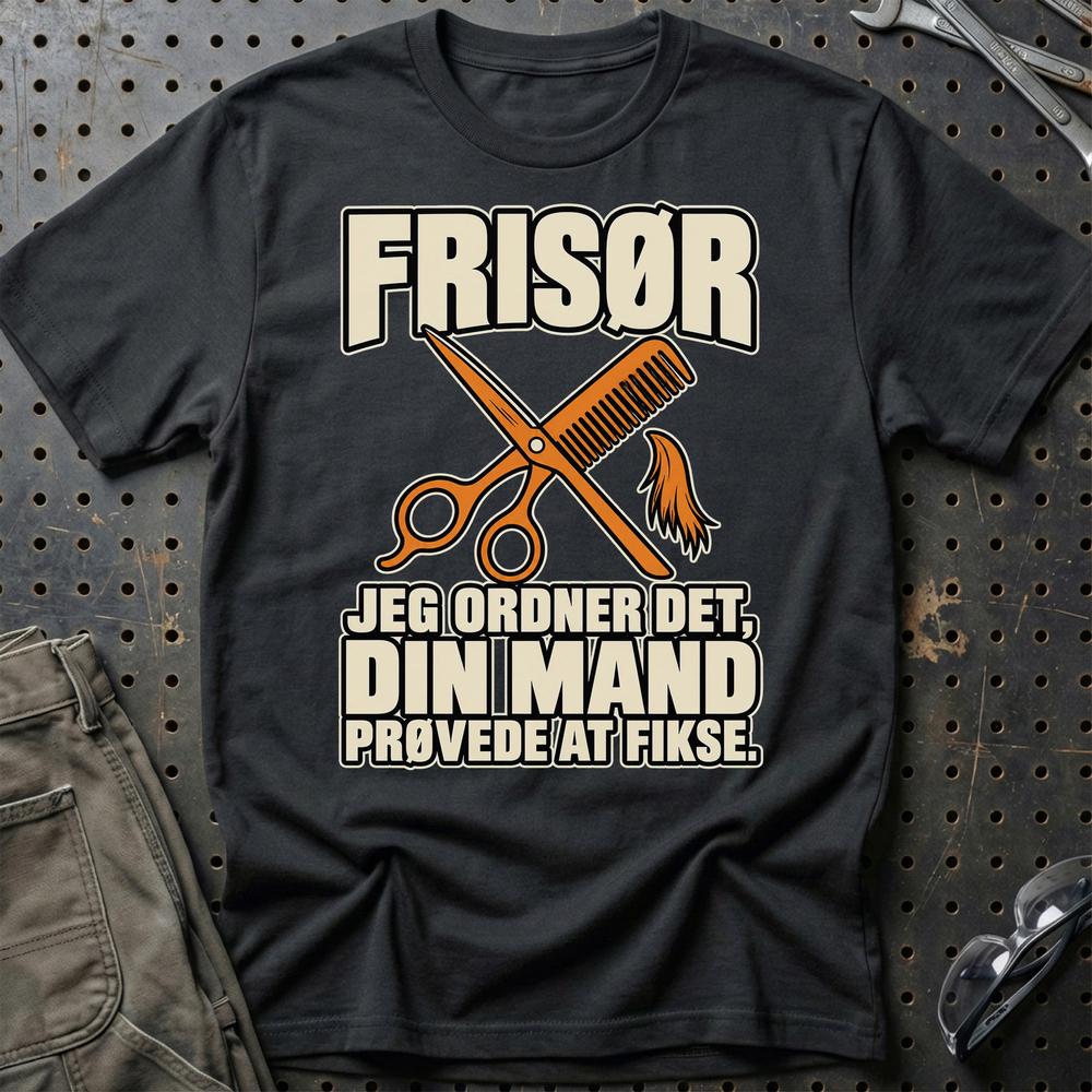 Frisør – Jeg Ordner Det, Din Mand Prøvede At Fikse T-Shirt – Sort