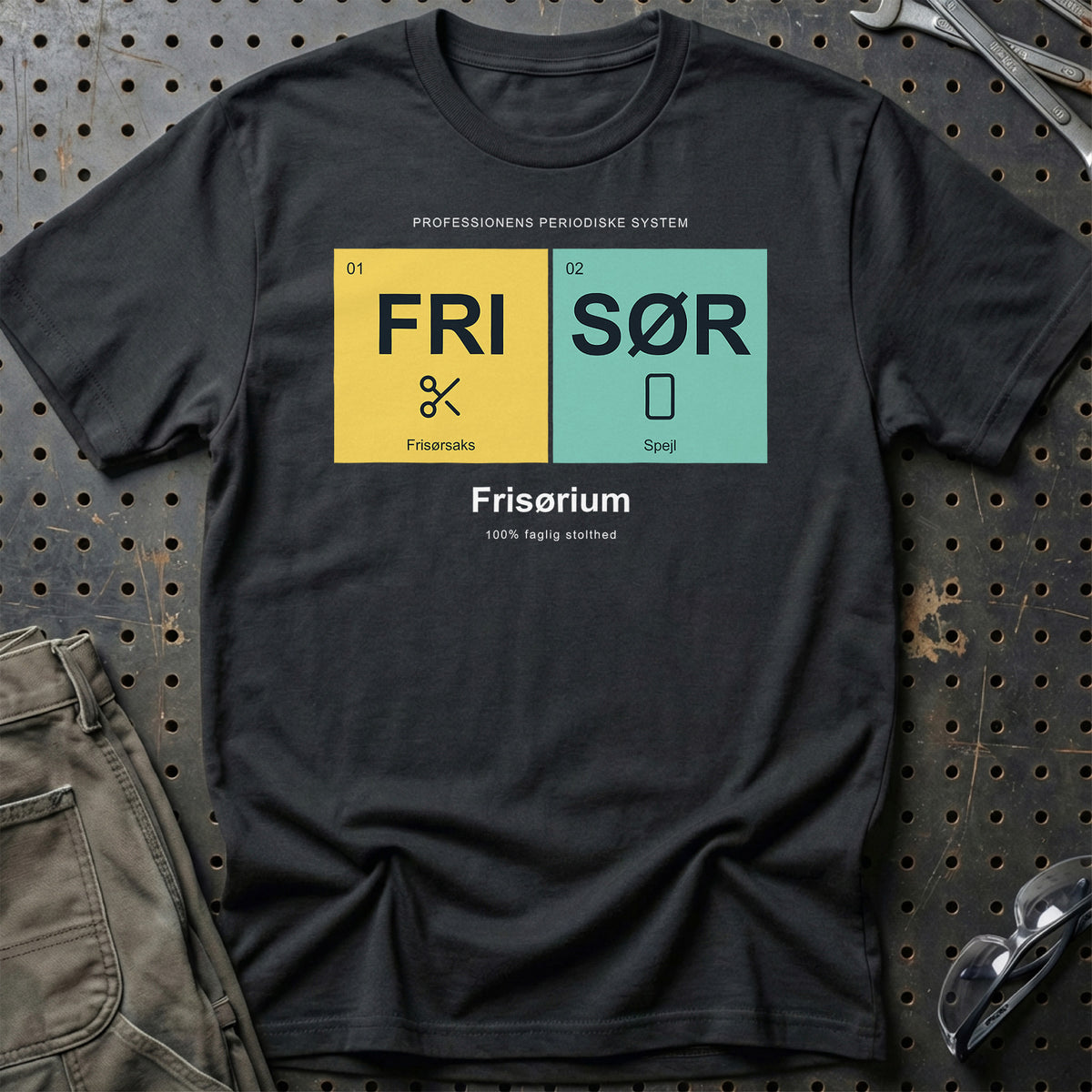 
Frisør – Frisørium – Unisex T-Shirt med tryk foran, farve: Sort