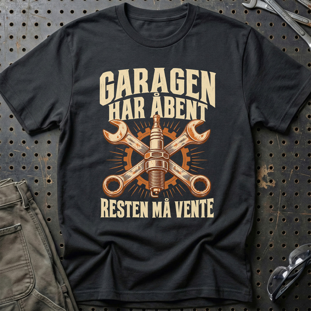 Garagen har åbent – Resten må vente T-Shirt-Beklædning-Garage Culture-Sort-S-Garage Culture Shop- garage - man cave - merchandise