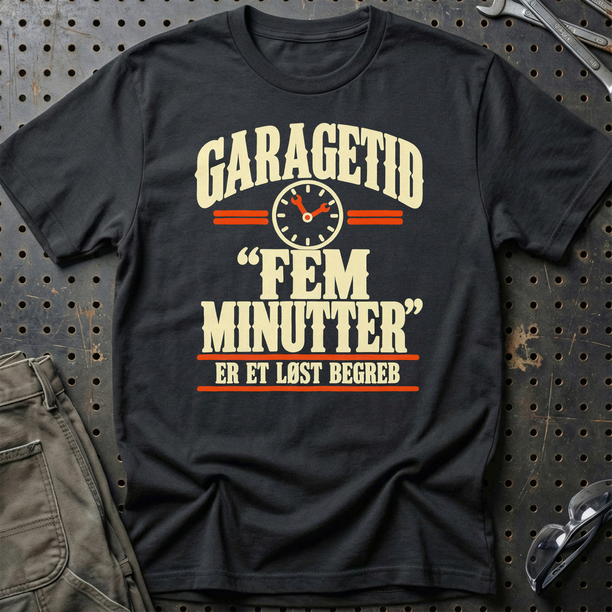 Garagetid – Fem Minutter Er Et Løst Begreb T-Shirt – Sort
