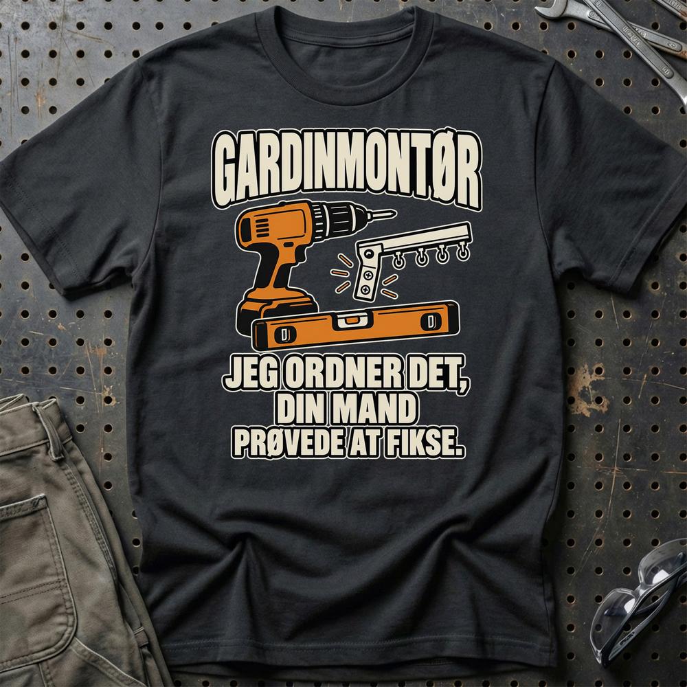 Gardinmontør – Jeg Ordner Det, Din Mand Prøvede At Fikse T-Shirt – Sort