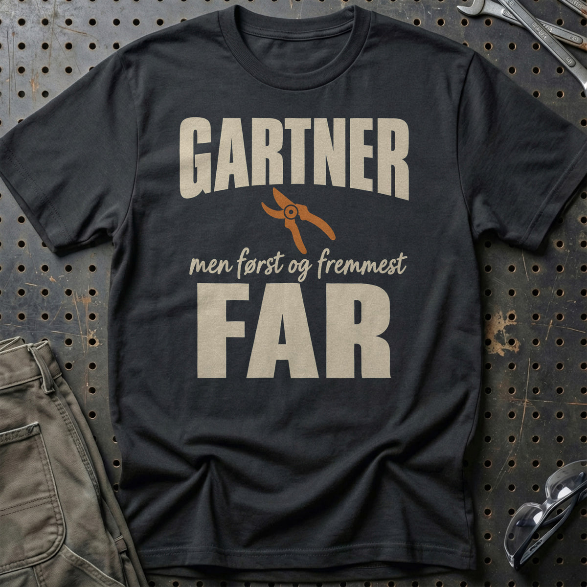 Gartner – Men Først Og Fremmest Far T-Shirt – Sort