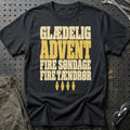 
Glædelig advent – Fire søndage Fire tændrør – Christmas – Tekst – Unisex T-Shirt med tryk foran, farve: Sort