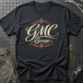 
GMC Garage – Pinstripe – Unisex T-Shirt med tryk foran, farve: Sort
