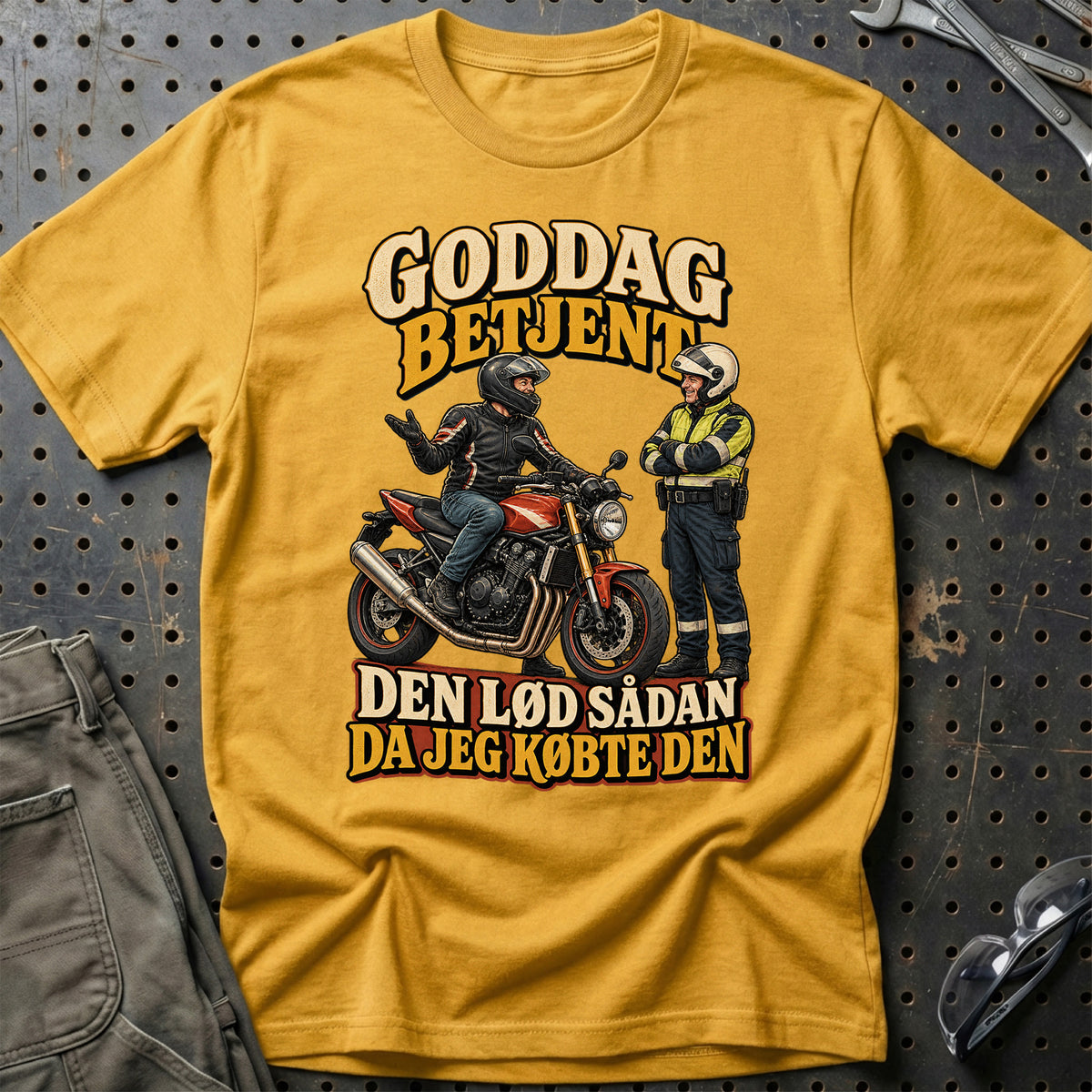 
Goddag betjent den lød sådan da jeg købte den – Illustration – Unisex T-Shirt – Guld