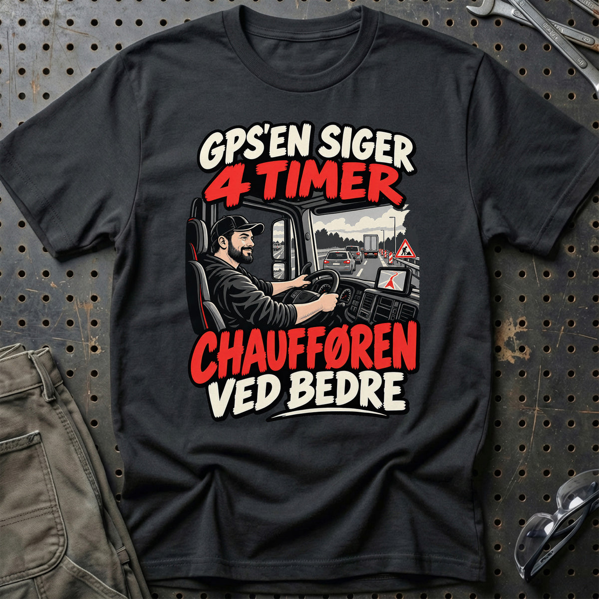 GPS'en Siger 4 Timer – Chaufføren Ved Bedre T-Shirt – Sort