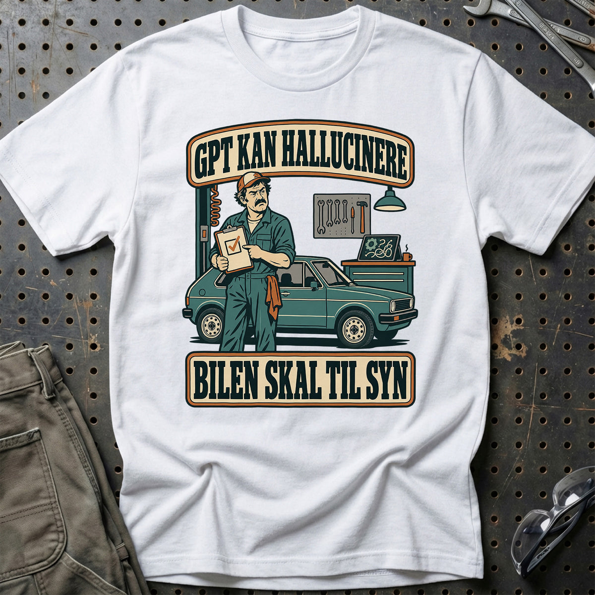 GPT kan hallucinere – Bilen skal til syn T-Shirt – Hvid
