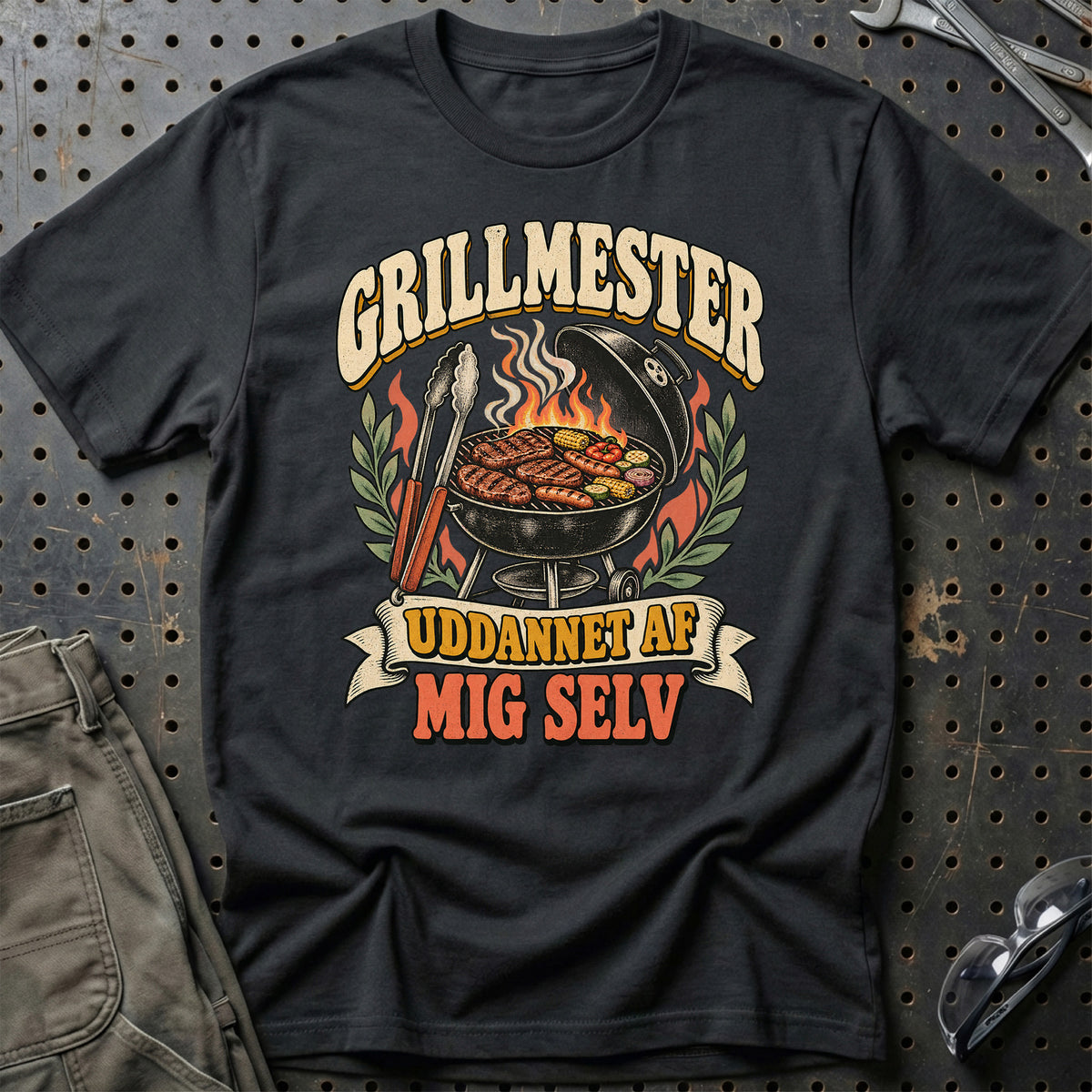 
Grillentusiast – Grillmester uddannet af mig selv – Unisex T-Shirt med tryk foran, farve: Sort