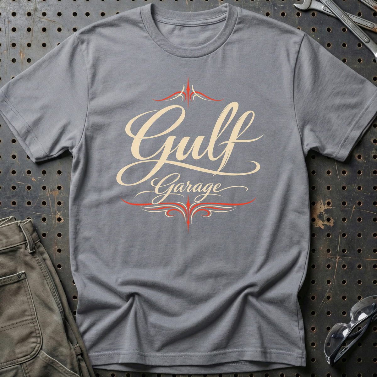 
Gulf Garage – Pinstripe – Unisex T-Shirt med tryk foran, farve: Grå Sport