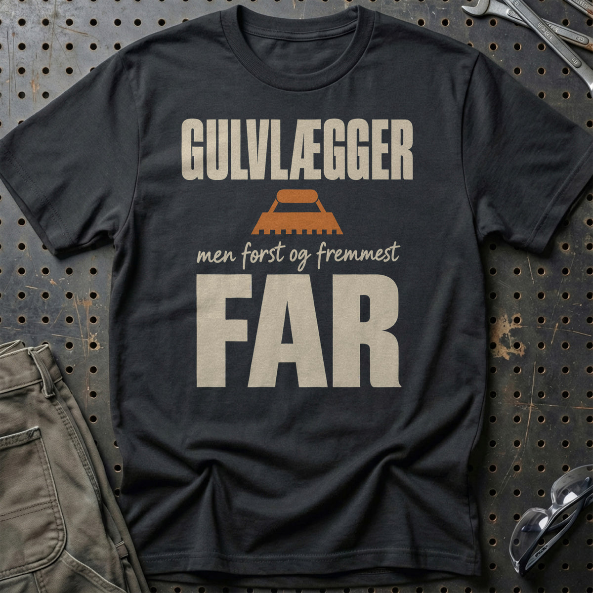 Gulvlægger – Men Først Og Fremmest Far T-Shirt – Sort